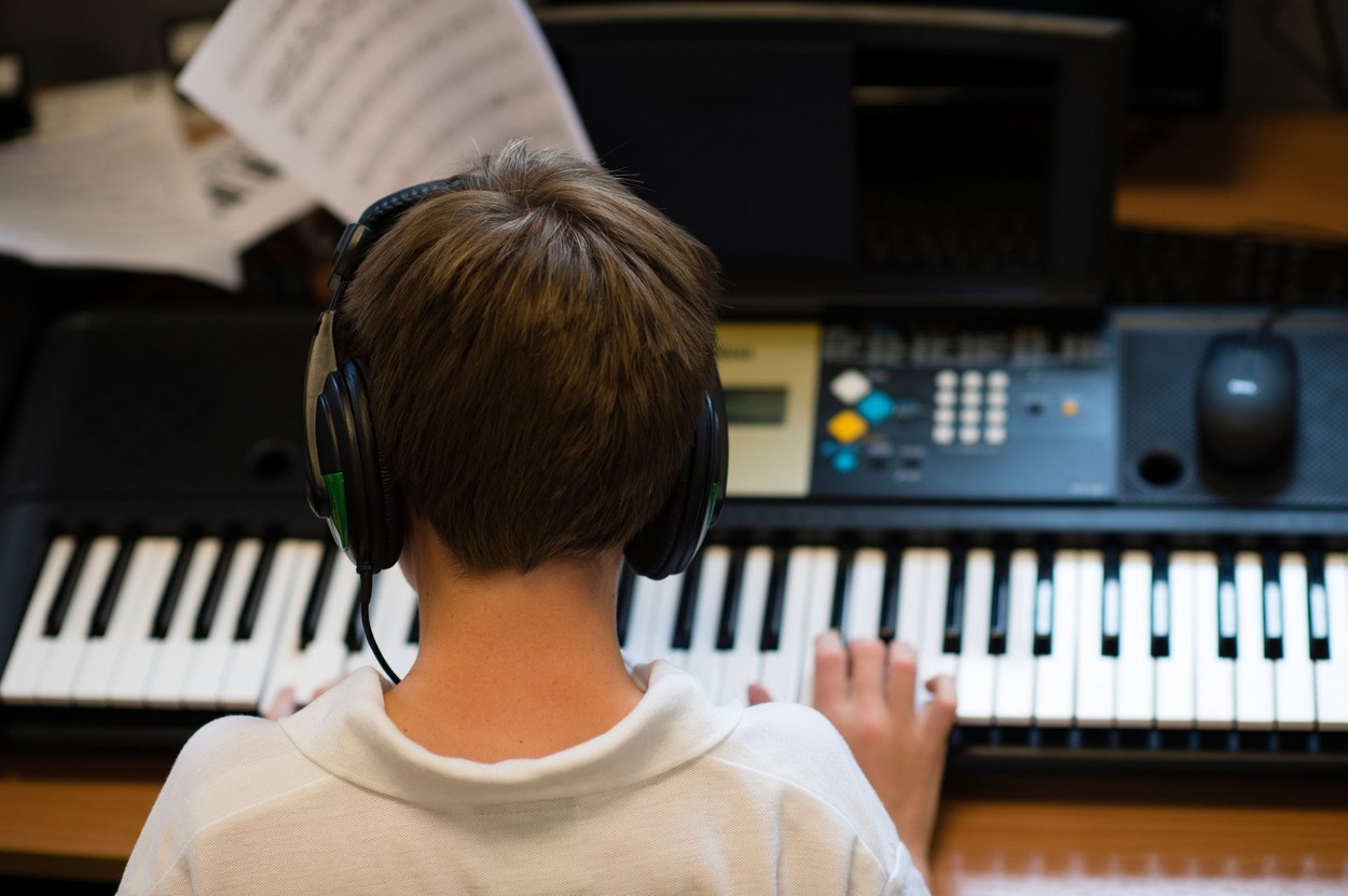 Muzica îți îmbunătățește memoria și te ajută să te exprimi mai ușor