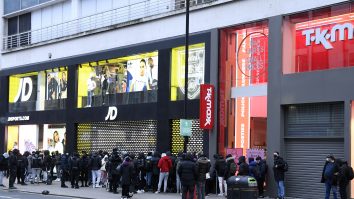 FOTO. Marea Britanie relaxează restricțiile. Englezii și-au montat corturi în fața barurilor pentru a prinde un loc