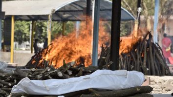 FOTO. India, îngenuncheată de pandemie. Morții de COVID sunt incinerați în masă în crematorii improvizate