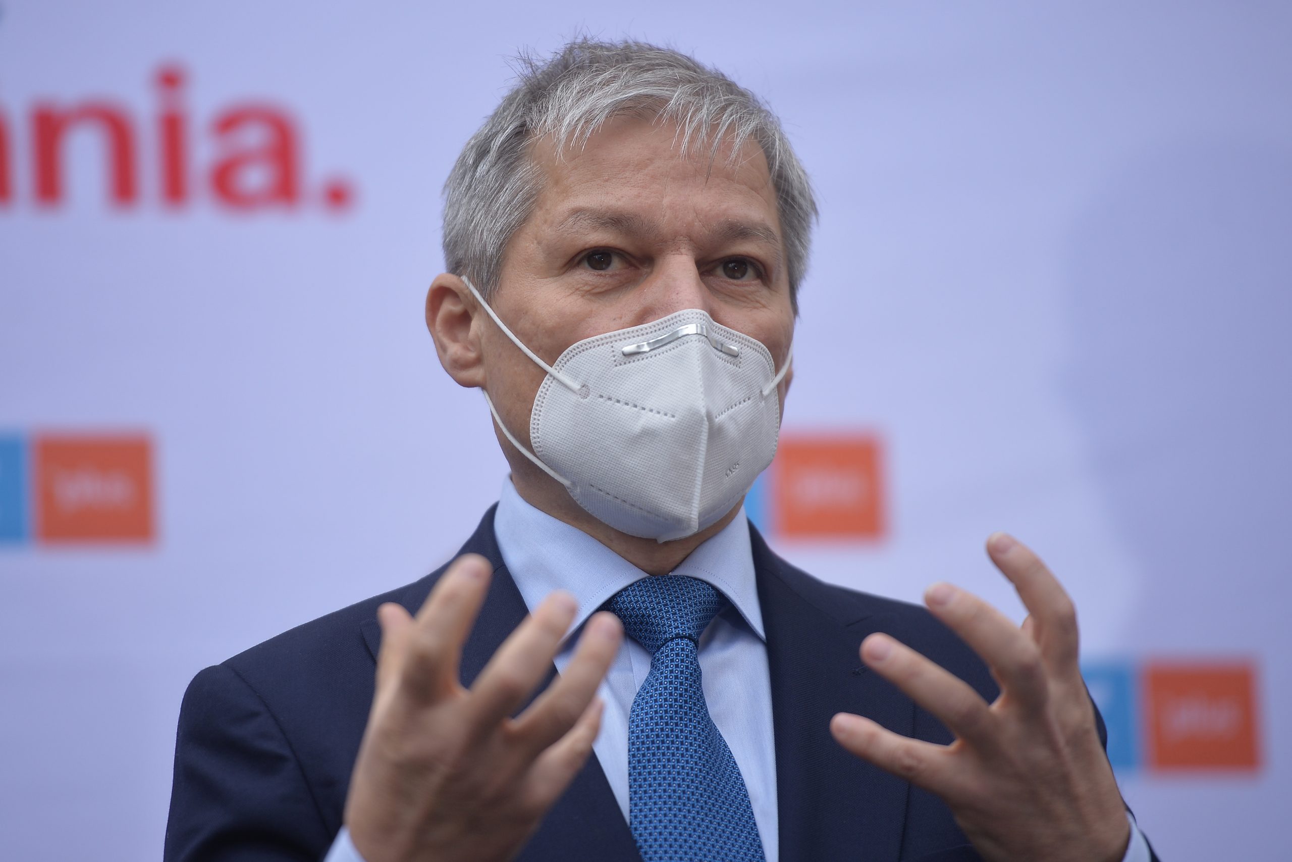 Reacţia lui Dacian Cioloş, după ce a fost acuzat că este „de acord ca bărbaţii să nască”: „Asistăm la un discurs politic mizerabil”