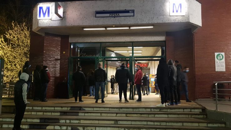 FOTO-VIDEO. Chioșcurile de la stația de metrou Pipera, demolate joi seara. Călătorii, nemulțumiți că s-a restricționat accesul. „Noi cu ce mai ajungem acasă, după 8 ore de muncă?”