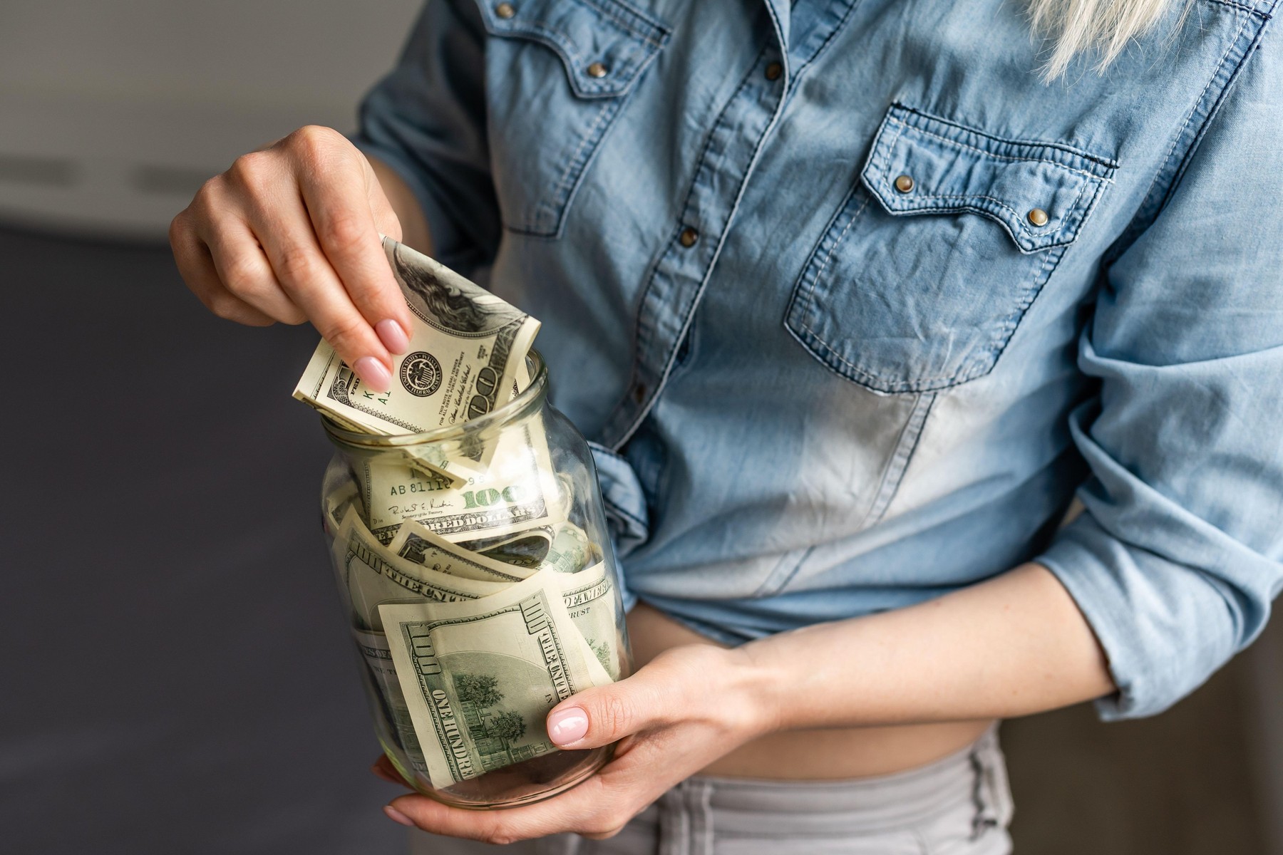 Nivel record al depozitelor de economii. Consumatorii din toată lumea au lăsat în bancă 5,4 mii de miliarde de dolari