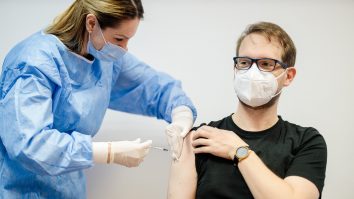 Dominic Fritz s-a vaccinat cu AstraZeneca: „Am pus un umăr pentru Timișoara. Pare netonifiat, mușchii sunt pe interior“