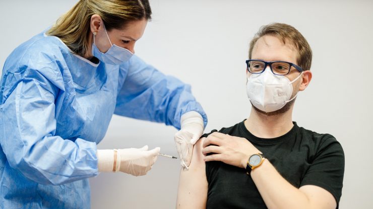 Dominic Fritz s-a vaccinat cu AstraZeneca: „Am pus un umăr pentru Timișoara. Pare netonifiat, mușchii sunt pe interior“