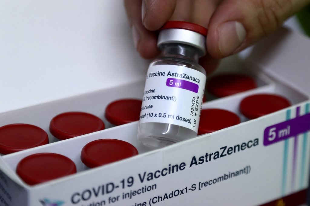 Vaccin AstraZeneca în doza, în cutie.