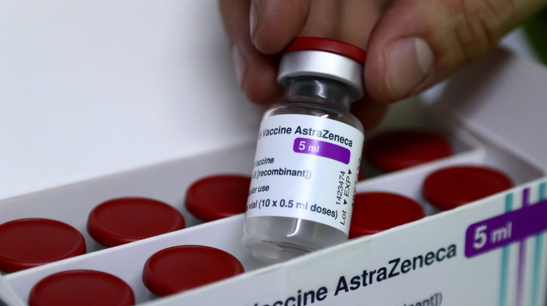 Vaccin AstraZeneca în doza, în cutie.