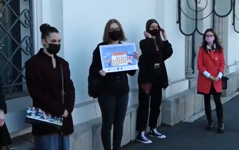 Elevii îi cer lui Iohannis prelungirea anului şcolar: “Avem 44% rata de analfabetism funcțional și dorim să schimbăm asta“