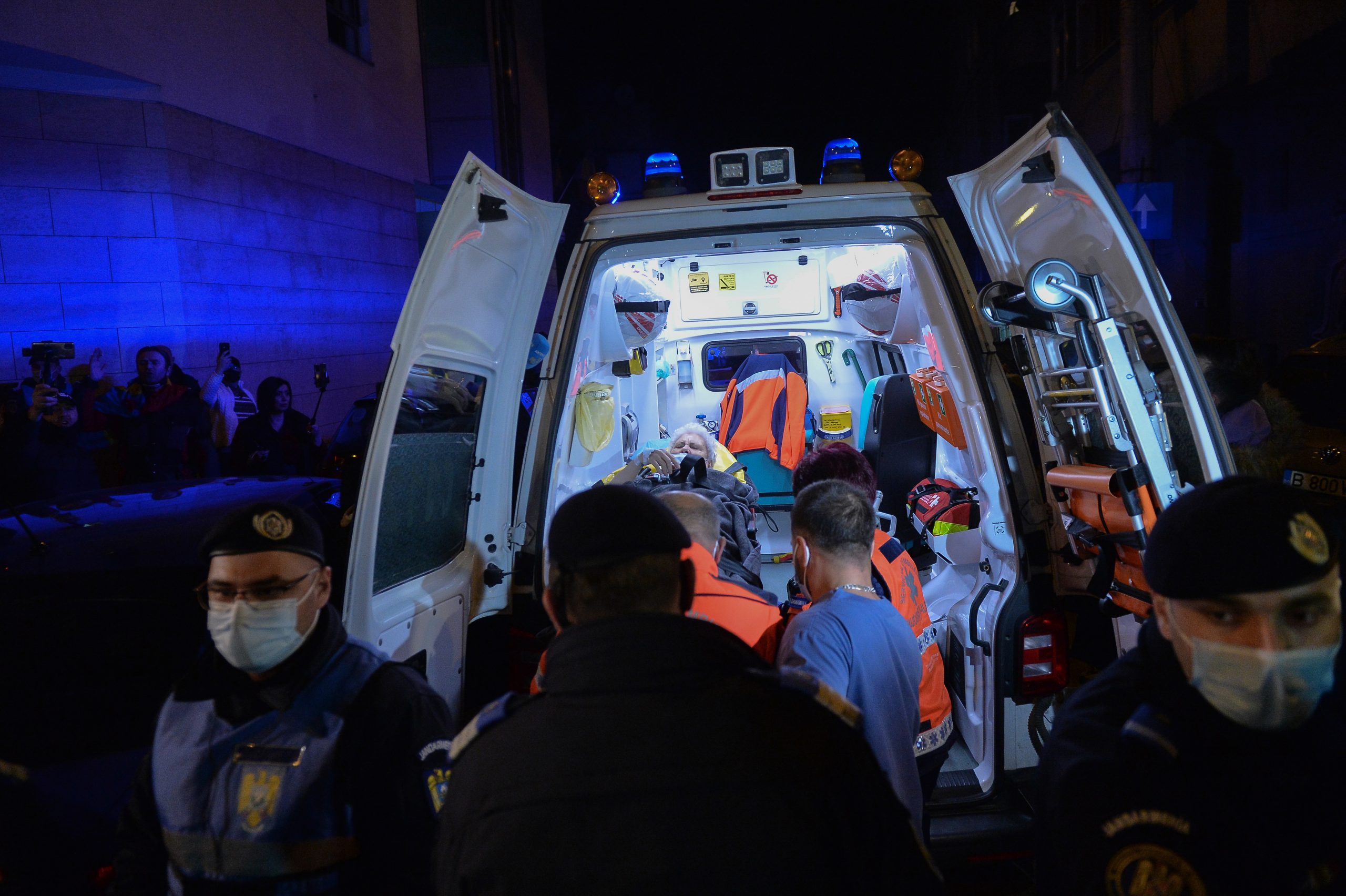 Un pacient a murit înainte de a fi preluat, iar alte două paciente au decedat la câteva ore. Raed Arafat: Decesele nu pot fi imputate acţiunii de transfer în Spitalul „Foişor”