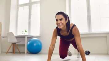 5 minute de mișcare la fiecare oră sunt suficiente ca să rămâi activ în carantină. Recomandările cercetătorilor britanici