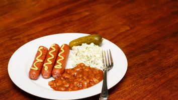 Cantine la scara blocului, proiectul guvernanților pentru a ajuta HoReCa. Bucătarii de fine dining au trecut de la stridii la fasole cu cârnați