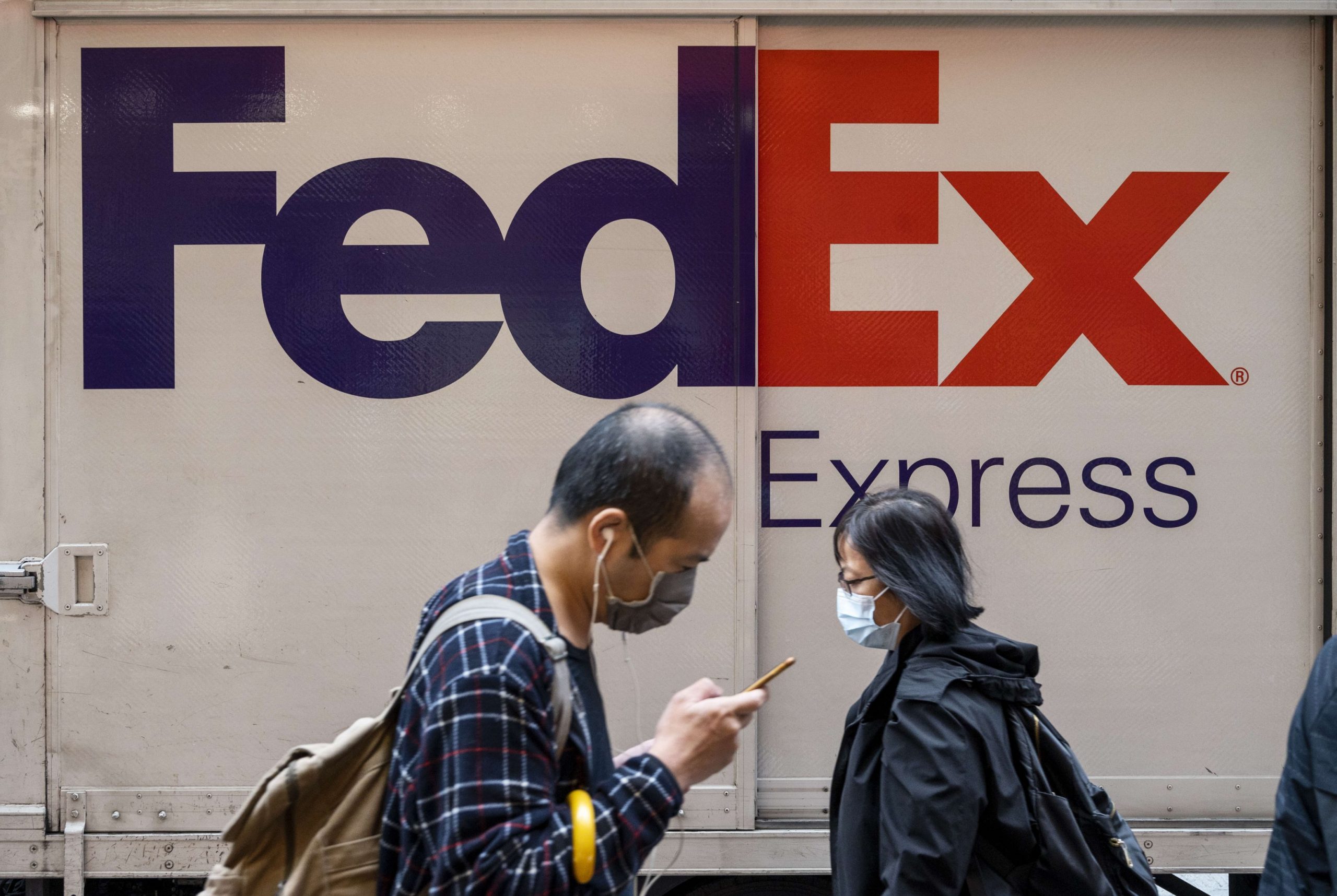 Politica „fără telefoane la muncă” a dus la moartea a opt oameni. FedEx vrea acum să renunțe la ea
