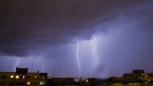 fulgere intr-un oras din romania