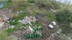 Sute de tone de deșeuri, la marginea Capitalei. În lacul Fundeni sunt adevărate insule de gunoaie