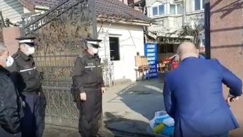 Poliția a „restituit“ unei femei gunoiul pe care l-a aruncat pe bulevard. Bonus, amendă 2.000 lei. VIDEO