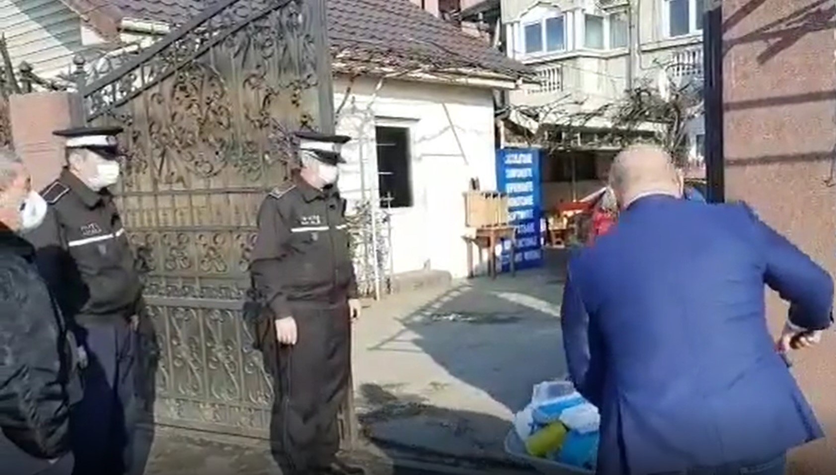 Poliția a „restituit“ unei femei gunoiul pe care l-a aruncat pe bulevard. Bonus, amendă 2.000 lei. VIDEO