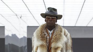 Geanta în formă de avion de la Louis Vuitton, mai scumpă decât un avion. Noua modă face furori printre bărbați. FOTO