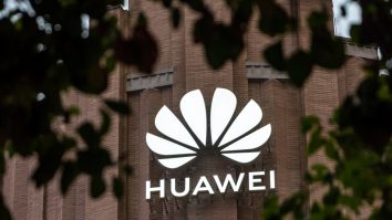 Huawei încă e afectată de sancțiunile americanilor. Va produce doar 70 de milioane de device-uri în 2021, o scădere cu 60% față de 2020