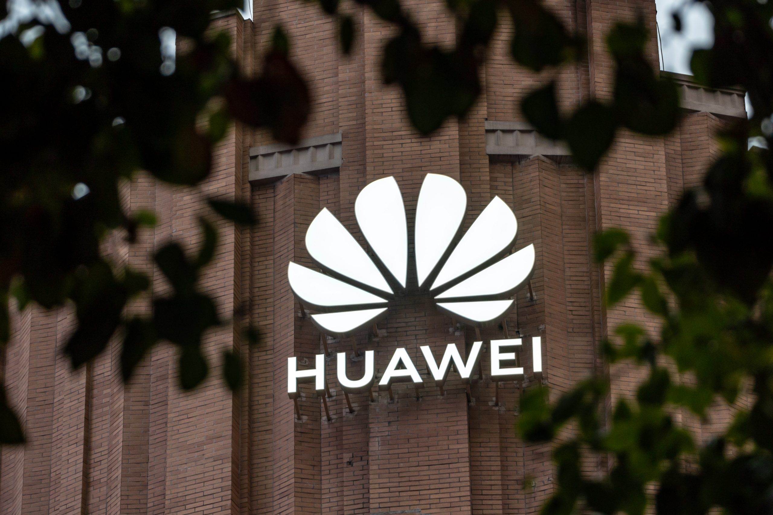 Huawei încă e afectată de sancțiunile americanilor. Va produce doar 70 de milioane de device-uri în 2021, o scădere cu 60% față de 2020