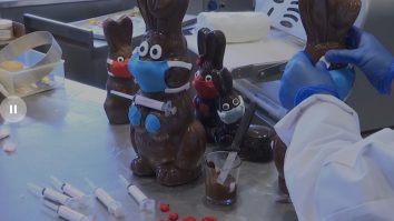 Un cofetar a pus măști și seringi pe iepurașii din ciocolată pentru a-și îndruma clienții să se vaccineze anti COVID