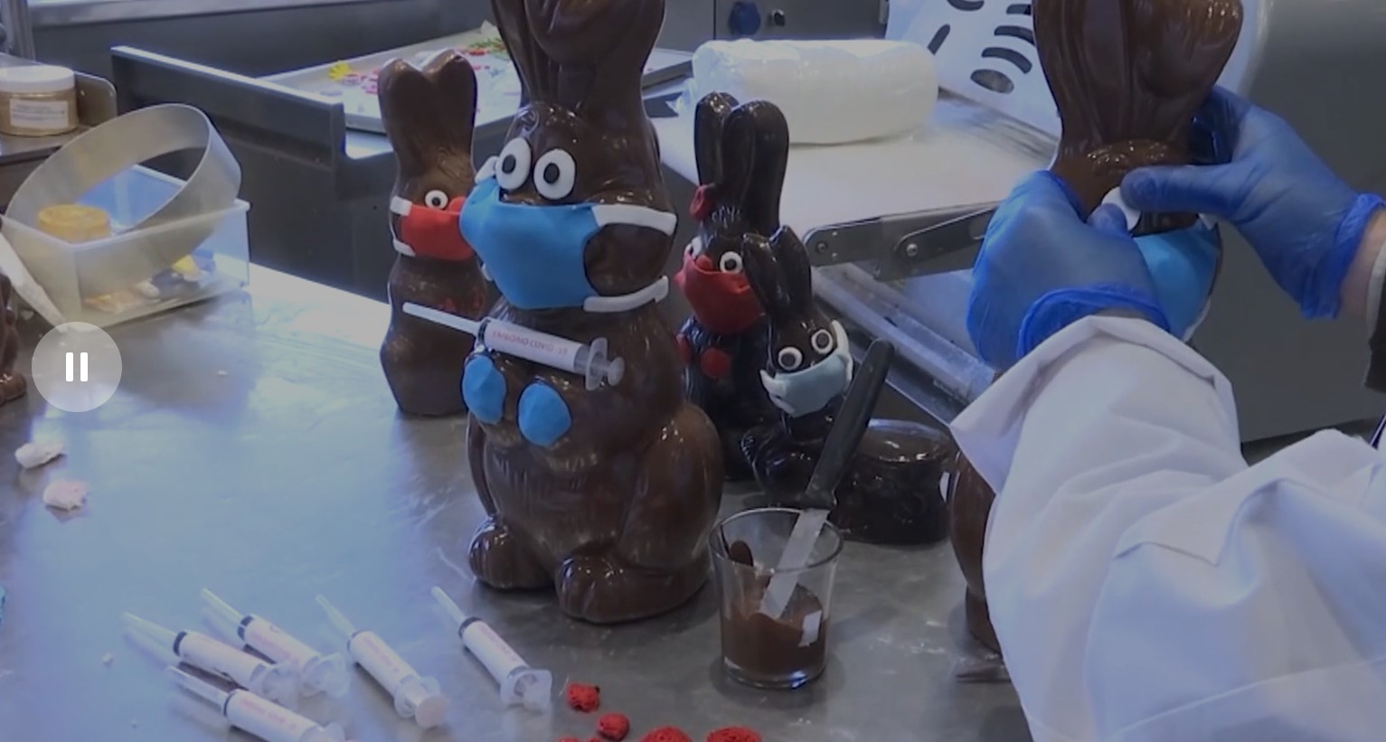 Un cofetar a pus măști și seringi pe iepurașii din ciocolată pentru a-și îndruma clienții să se vaccineze anti COVID