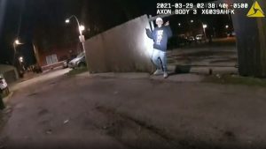 Momentul în care un băiat de 13 ani este împușcat mortal de un polițist. Poliția din Chicago a făcut publice imaginile. VIDEO