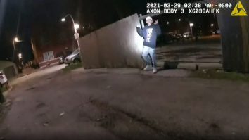 Momentul în care un băiat de 13 ani este împușcat mortal de un polițist. Poliția din Chicago a făcut publice imaginile. VIDEO