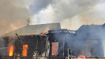 O biserică din România a ars cu o zi înainte de Înviere. Localnicii au privit neputincioși. VIDEO