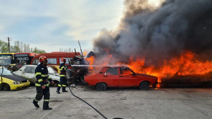 Incendiu la Craiova, soldat cu 4 autobuze și 11 autoturisme arse. FOTO