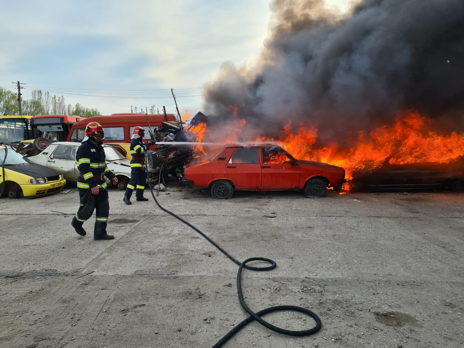 Incendiu la Craiova, soldat cu 4 autobuze și 11 autoturisme arse. FOTO