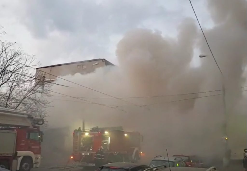 VIDEO. Incendiu puternic în București. Pompierii intervin cu 12 autospeciale
