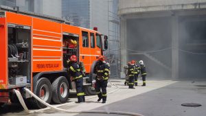 VIDEO. Incendiu la un bloc în construcție din Mamaia Nord. Zeci de pompieri se află la fața locului