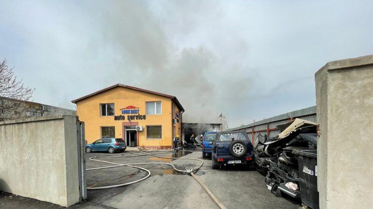 Incendiu la un service auto din București. Cel puțin o persoană a fost rănită. FOTO