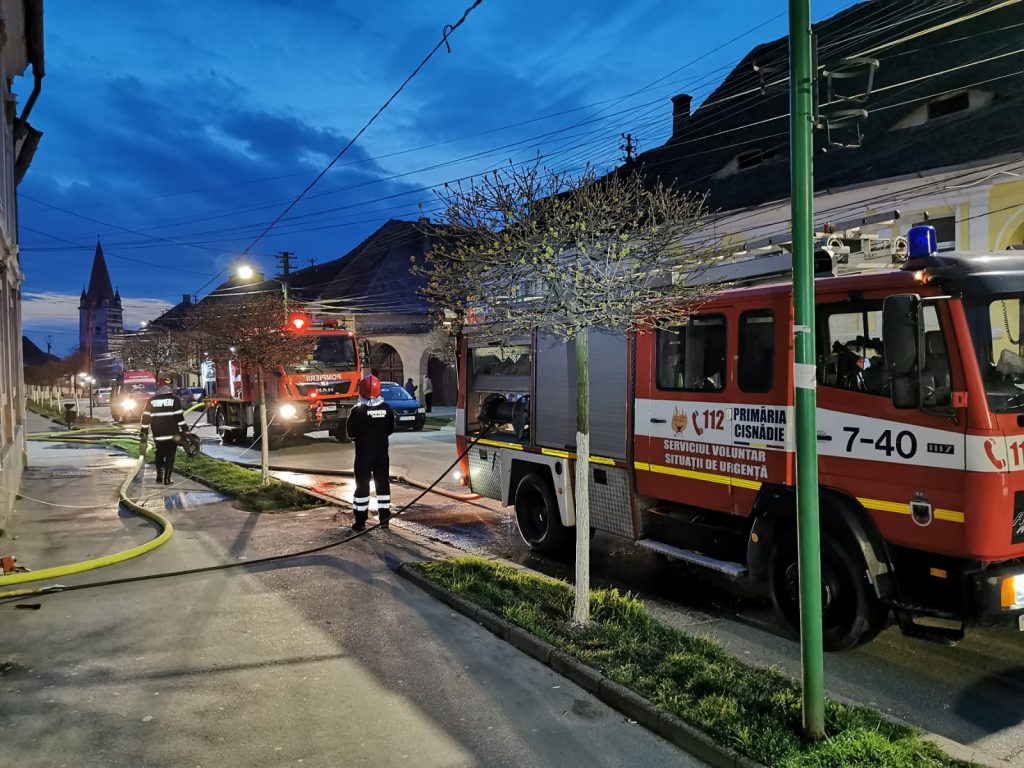 Trei oameni au primit îngrijiri medicale, după ce o casă din Sibiu a luat foc. FOTO