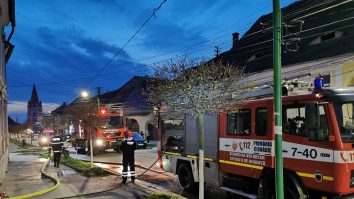 Trei oameni au primit îngrijiri medicale, după ce o casă din Sibiu a luat foc. FOTO