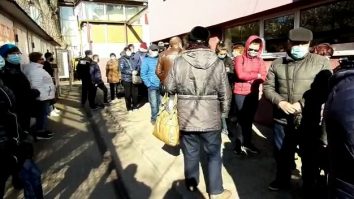 VIDEO. Îmbulzeală la Galaţi pentru pachetele cu alimente de la UE. Oamenii au format cozi imense