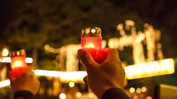 Lumina sfântă s-a aprins azi-noapte în toate casele României