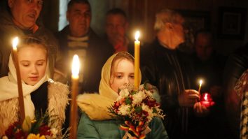 Slujba-de-Înviere-la-Biserica-de-lemn-din Mănăstioara-Udești