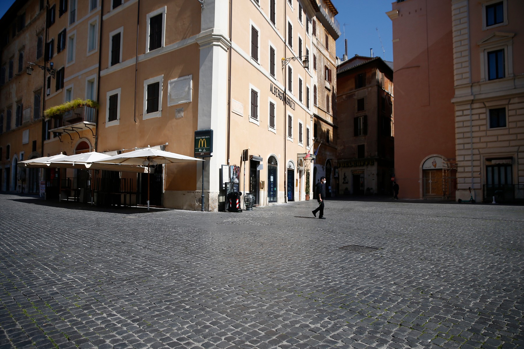 Italia grăbește relaxarea măsurilor sanitare și redeschide activitățile în aer liber