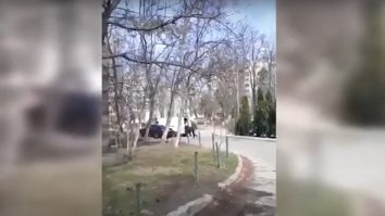VIDEO. Momentul în care un judecător ucrainean este răpit de persoane înarmate în centrul Chișinăului