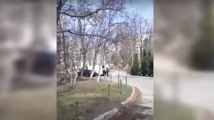 VIDEO. Momentul în care un judecător ucrainean este răpit de persoane înarmate în centrul Chișinăului