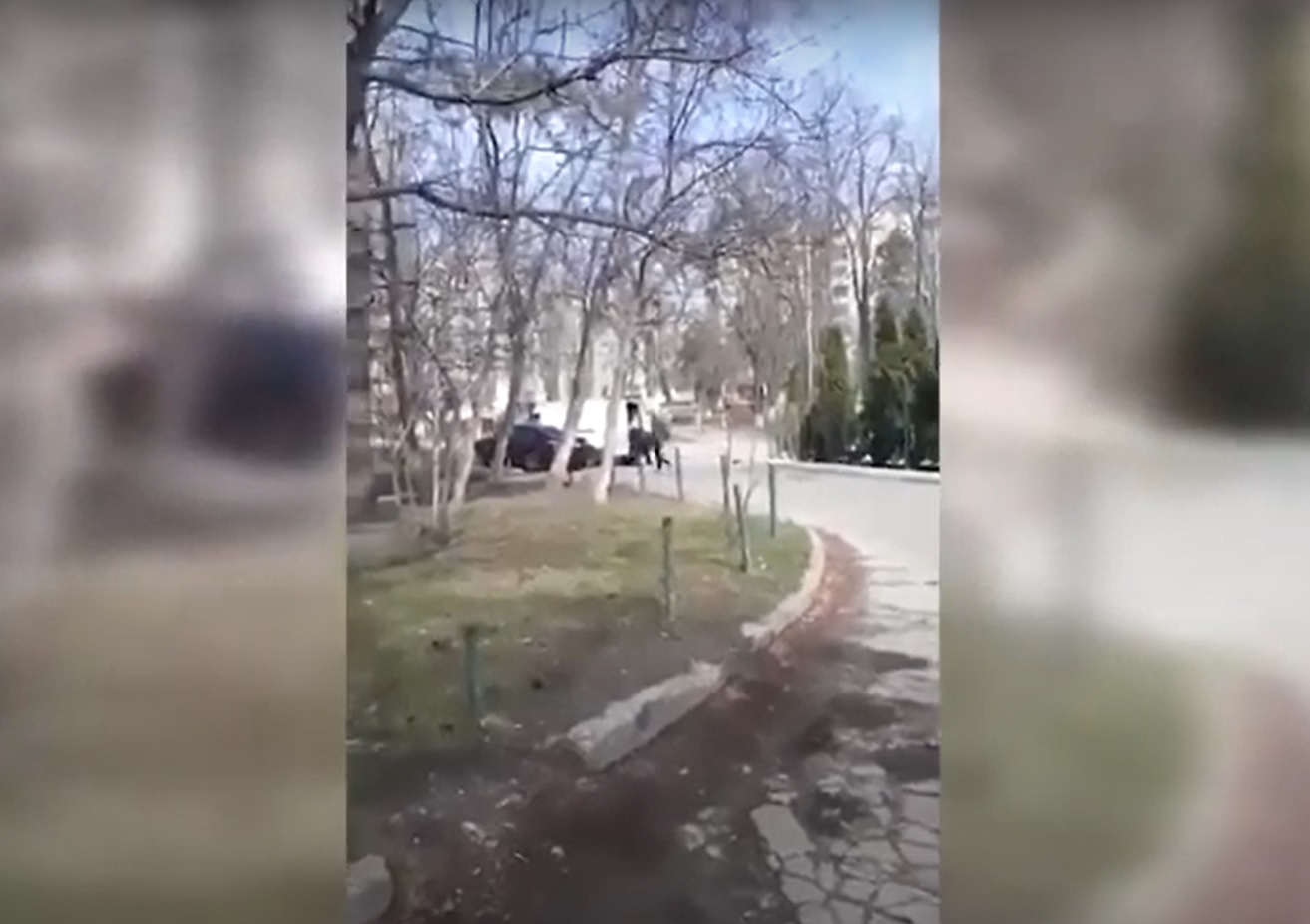 VIDEO. Momentul în care un judecător ucrainean este răpit de persoane înarmate în centrul Chișinăului