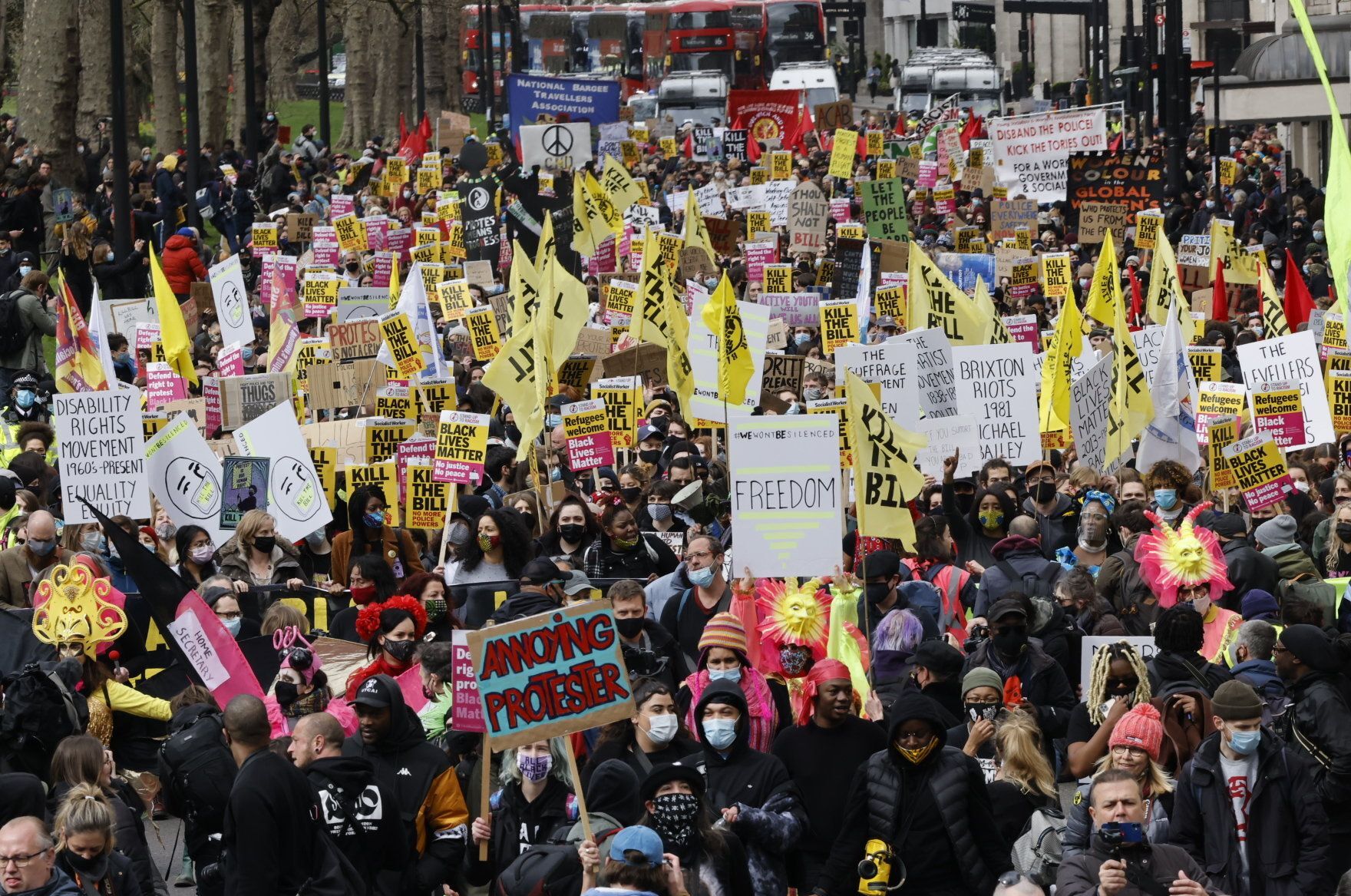 Britanicii au ieșit în stradă la protestul „Kill the Bill”, ca reacție la legea împotriva manifestațiilor. 10 polițiști au fost răniți