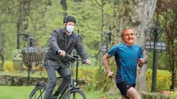 Cele mai tari meme cu Iohannis, după ce a mers cu bicicleta la Cotroceni. Unii și-au imaginat că-l aleargă pe fostul rival politic Liviu Dragnea. VIDEO