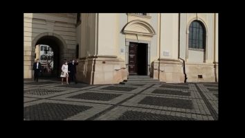 VIDEO. Președintele Klaus Iohannis participă la slujba de Paște la Biserica „Sfânta Treime” din Sibiu