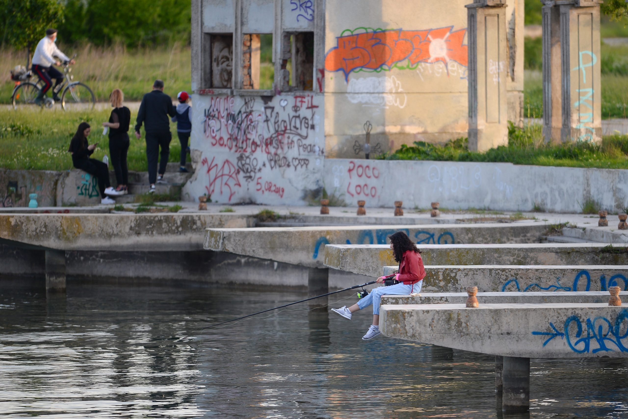 Curăţenia de primăvară. 350 de voluntari au strâns gunoiul de la Lacul Morii