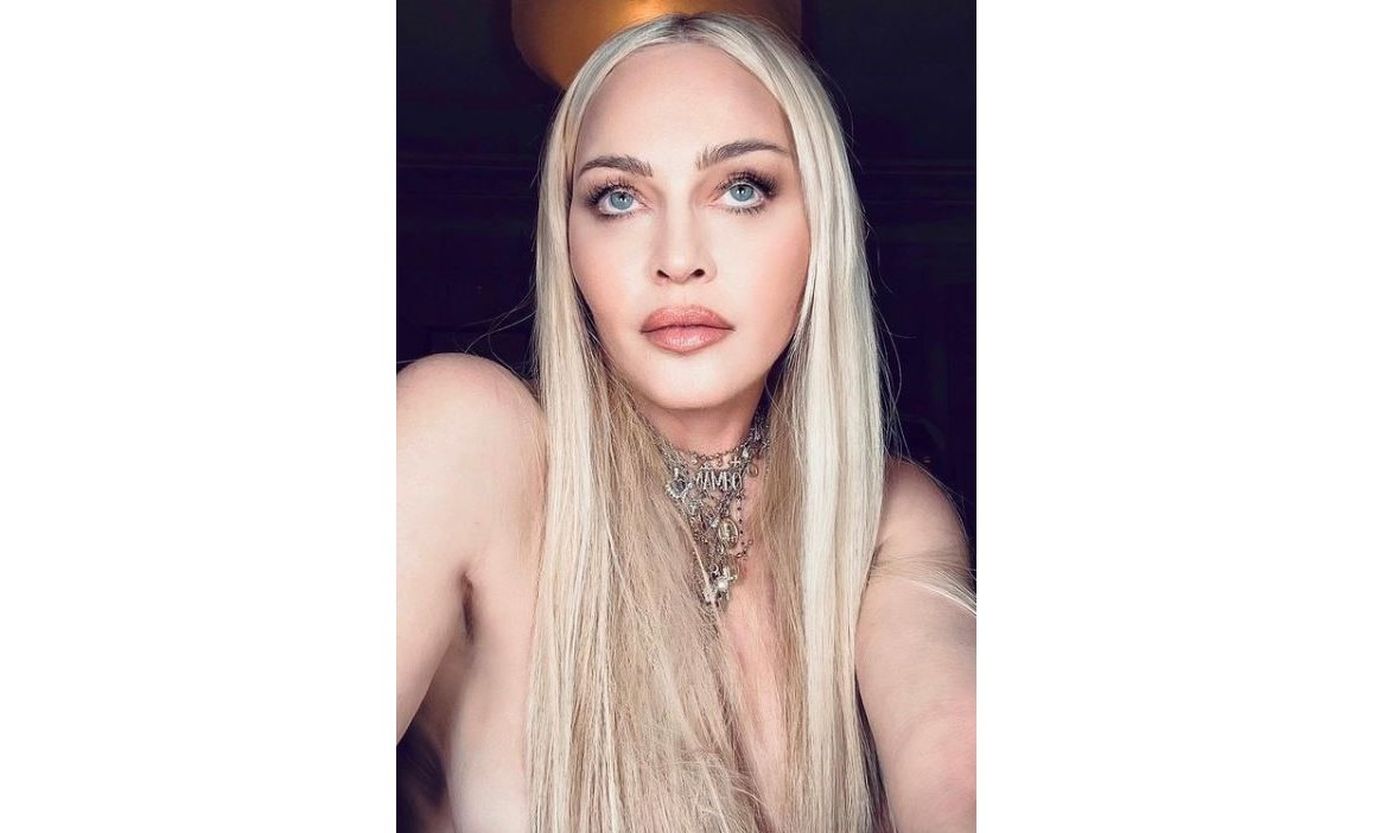 Madonna s-a afișat topless pe Instagram. Mesajul care însoțește fotografia este criptic