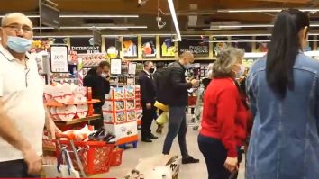 Primul weekend cu restricții. Oamenii s-au înghesuit în magazine pentru a-și face ultimele provizii