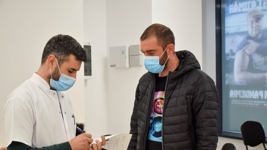 Mărturia unui medic imunizat. Cum s-a infectat, la 2 luni după vaccinare: „Vaccinul nu ne protejează neapărat împotriva infectării“