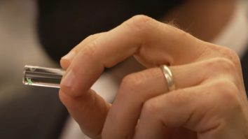 Microcipul care detectează Covid-19 în corp înainte să ai simptome. Cum funcționează. VIDEO