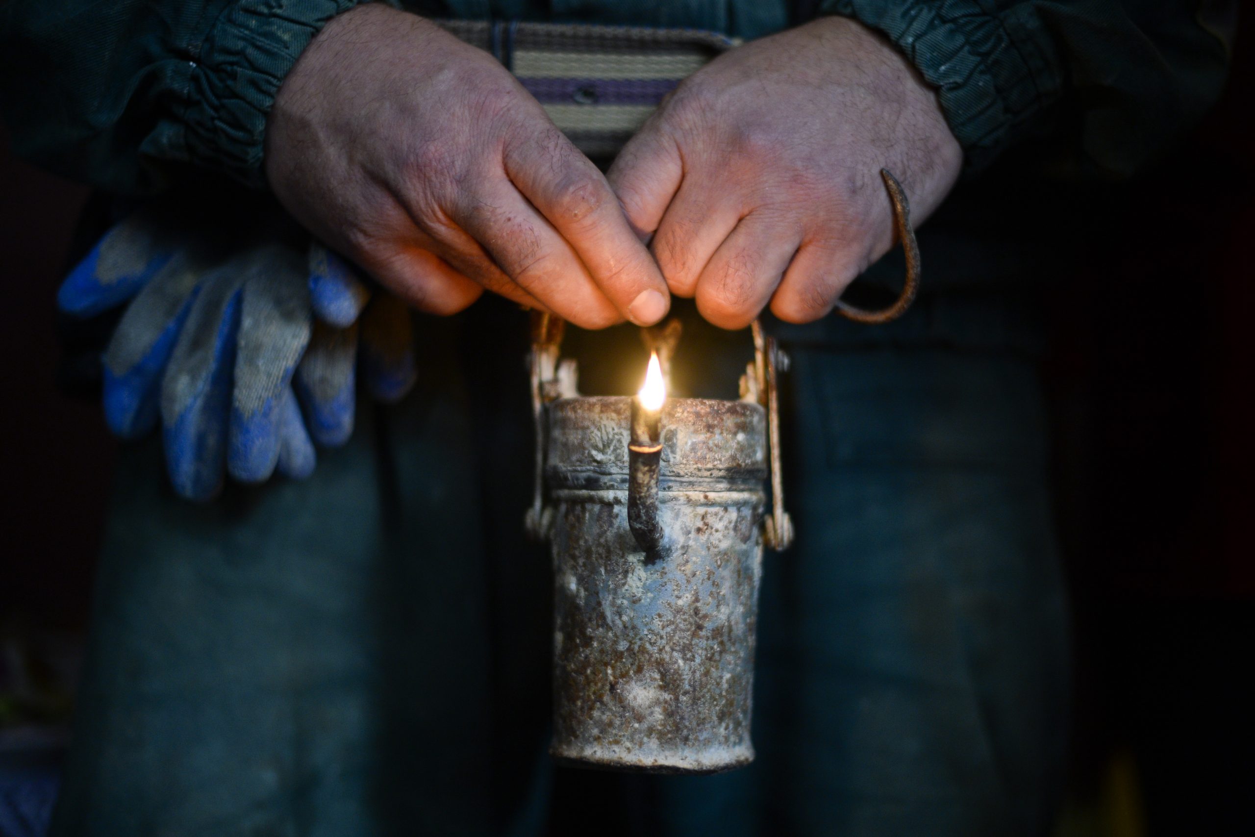 Angajări fictive în companiile de stat. Ministru: „Angajaţii plecați la sparanghel erau înregistraţi ca lucrând şi la mină”